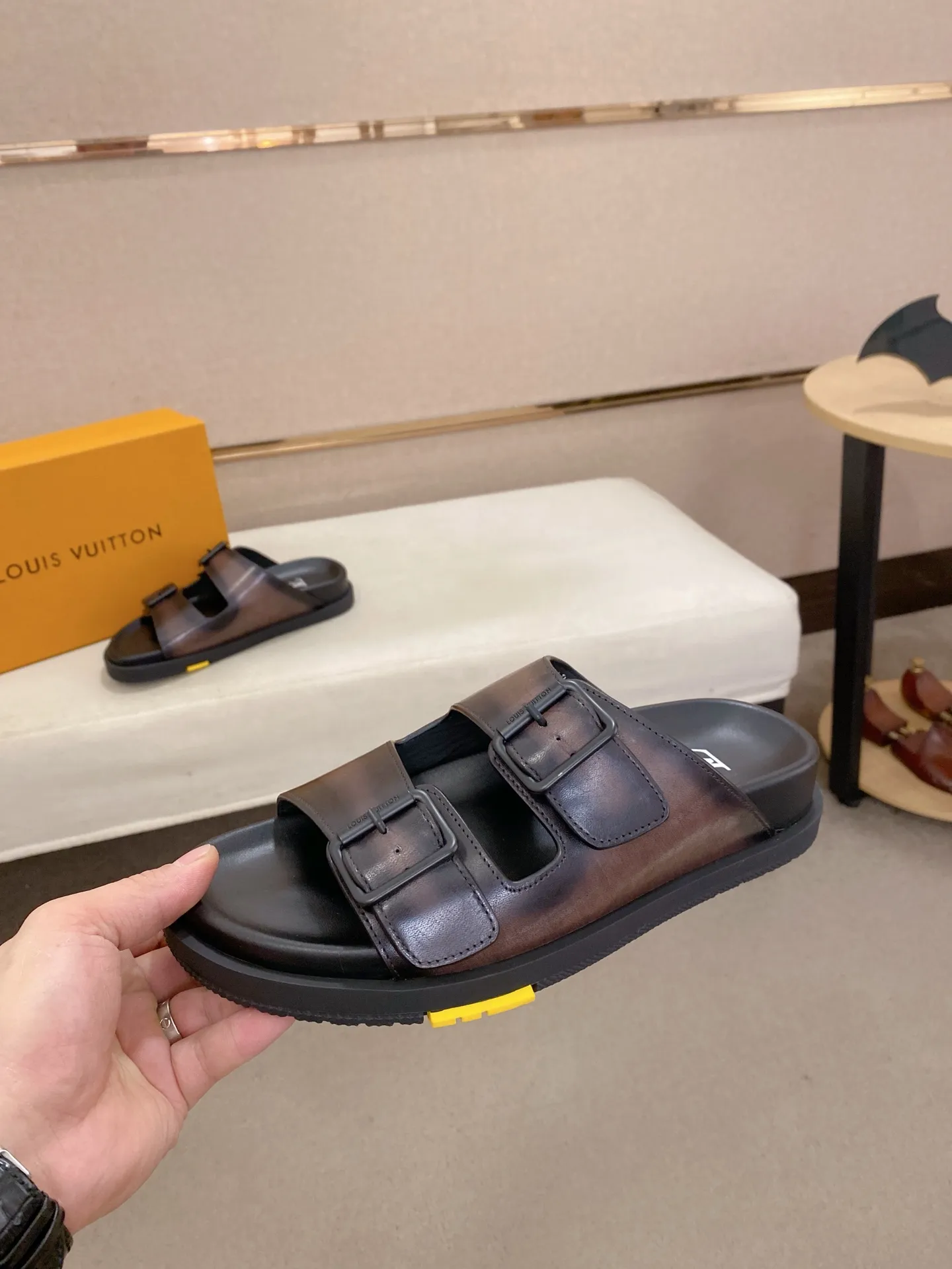 Factory price: 420💰Made by LV🔍Top purchasing agent. Men's spring and summer slippers are available at the same counter. The uppers are made of cowhide imported from Italy. High-quality craftsmanship, soles: original soles specially provided by the original factory, exclusive movable molded soles are super comfortable, original factory follow-up goods, 🔍🔍high quality, can be entered and exited the counter at will, welcome to compare, code number 38-44. Can be customized45